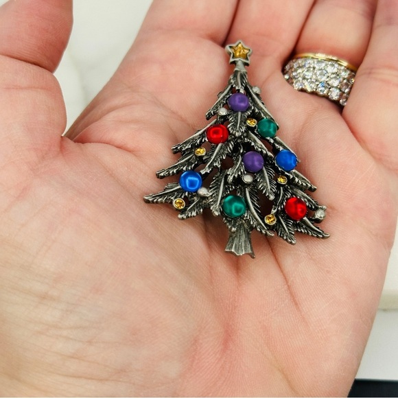 Vintage JJ Jonette Christmas Tree Brooch Pin with Colorful Gems and Star Topper - Picture 8 of 11